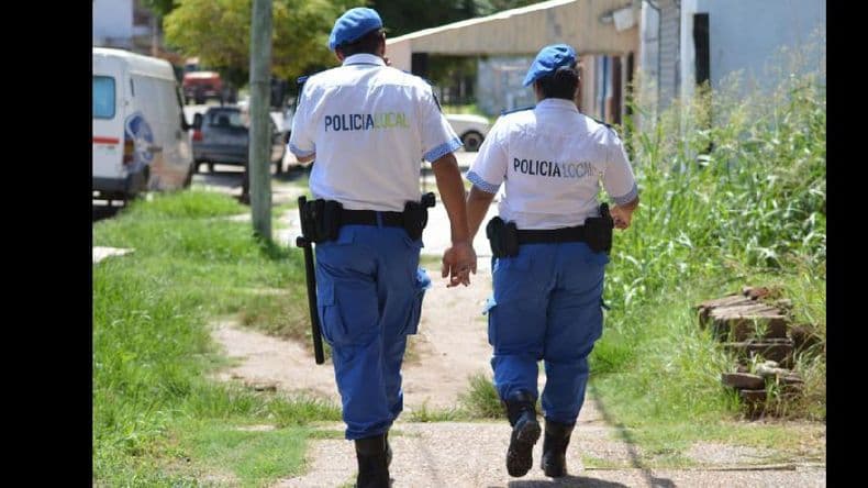 Efectivos de la Policía Local detuvieron a un sujeto tras un asalto