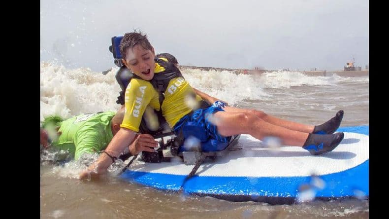 La discapacidad no es limitante para barrenar olas gracias al programa “Surf adaptados”
