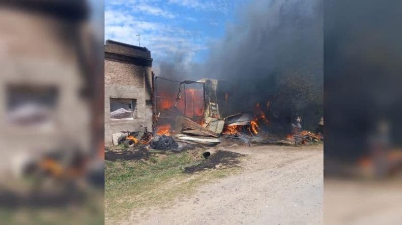 Presunto incendio intencional en Urquiza: policía y rescatistas sofocaron las llamas en un galpón