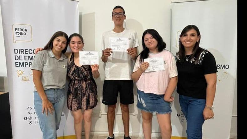 Diez personas con discapacidad recibieron su certificado en habilidades digitales