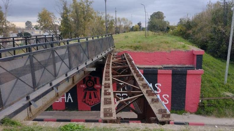 La Municipalidad reinstalará la estructura del puente descalzada por un choque