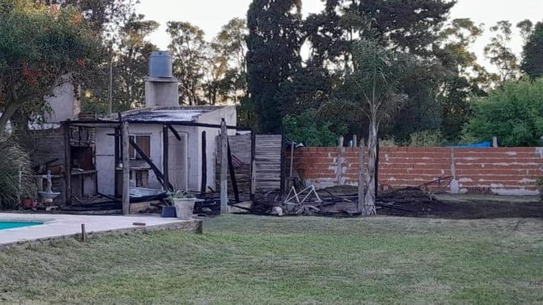 El incendio de un cañaveral se expandió al quincho de una casa en Urquiza