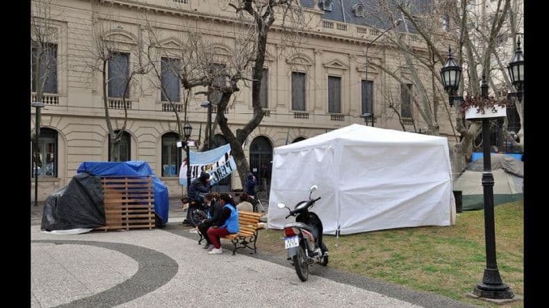 “Tendremos que acostumbrarnos a la postal de las carpas en la Plaza hasta tener un pedido razonable”