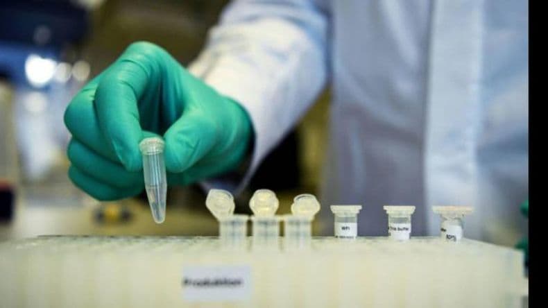 Ómicron: ante posible menor eficacia, laboratorios ya trabajan en fórmulas actualizadas de las vacunas
