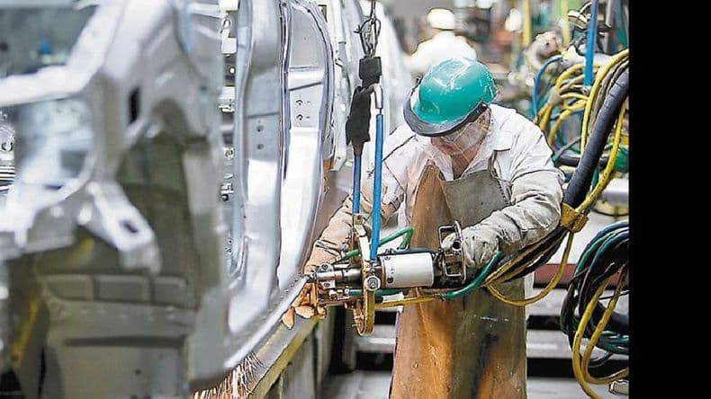 La industria cayó 10,8% y la construcción 15,7% en enero