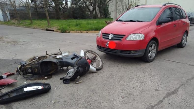 Hospitalizaron a una mujer que chocó en moto contra un auto
