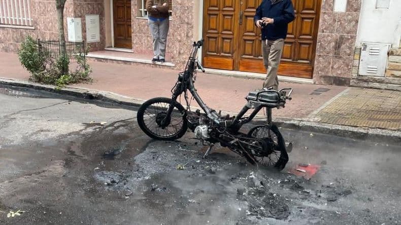 Incendió su motocicleta antes que se la secuestraran los inspectores de tránsito