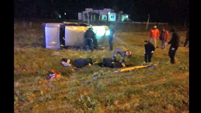 Espectacular despiste de un auto dejó tres personas heridas