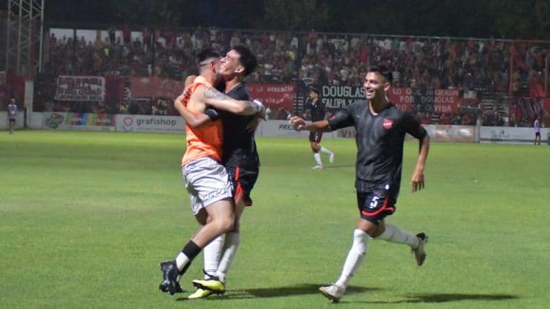 Douglas arrancó con un triunfo: venció a Sportivo Las Parejas en el "Miguel Morales"