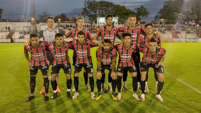 Douglas cayó en Paraná ante Atlético, perdió el invicto y la punta del campeonato