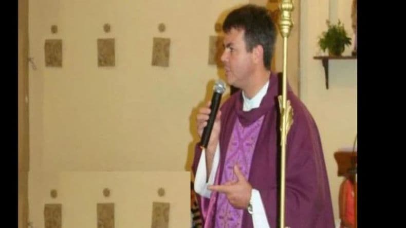 Dictan cautelar contra el obispo de San Nicolás por hostigar a una víctima de abuso