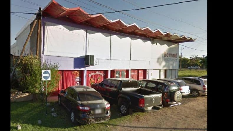 Rompieron la vidriera de un local de fiestas infantiles y se llevaron varios elementos
