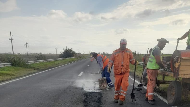 Con ayuda de la Delegación de Alfonzo realizaron obras de bacheo en la ruta Nº 8