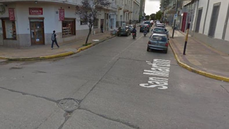 Un joven en estado reservado al chocar con su moto en la madrugada del domingo
