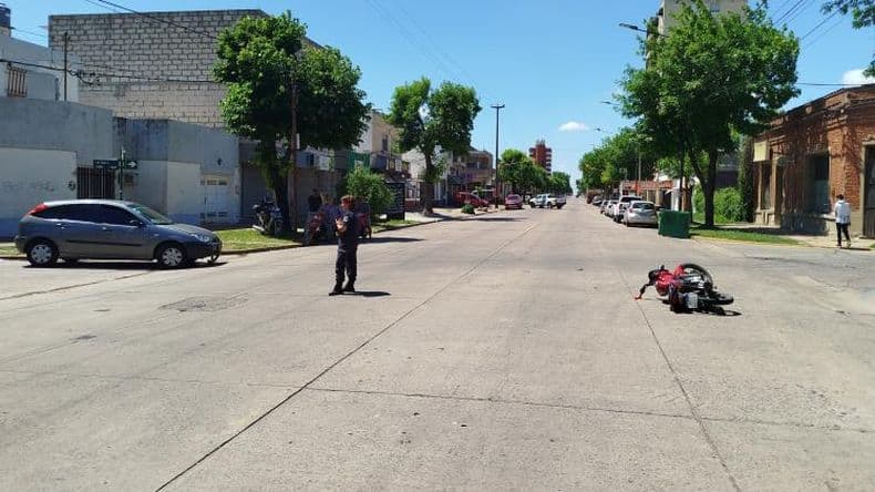 Un motociclista resultó lesionado al chocar contra un auto en la avenida Colón