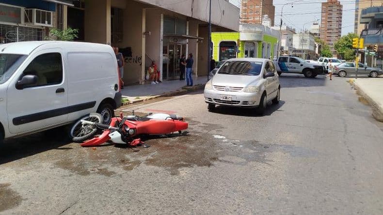 Hospitalizaron al conductor de una moto que chocó contra un auto en el Centro