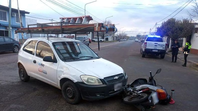 Chocaron un auto y una moto: una persona fue hospitalizada