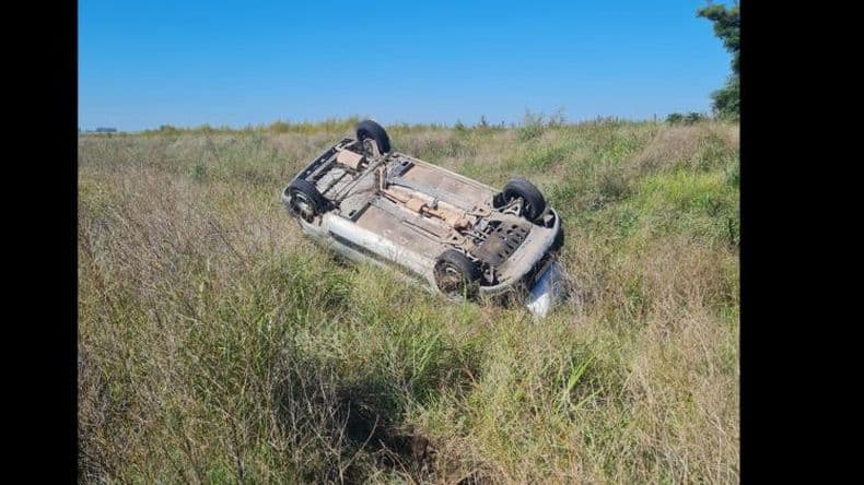 Automovilistas trasladaron al Hospital al conductor de un utilitario que volcó en la autopista