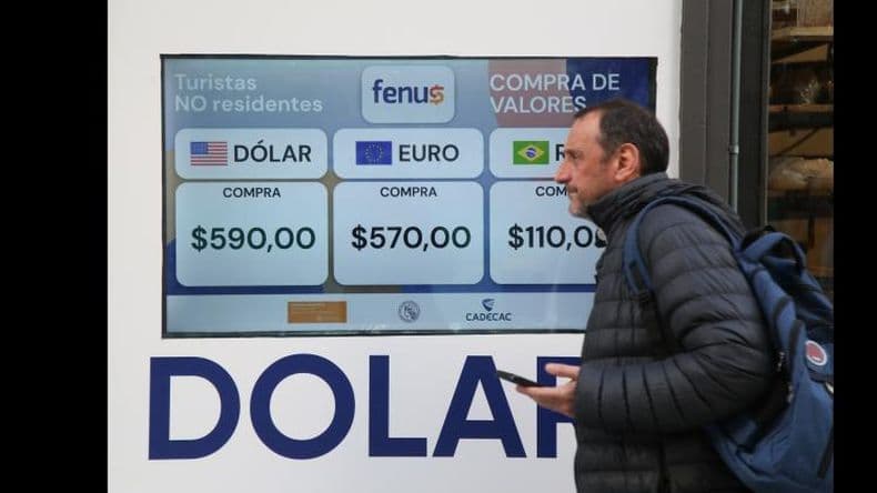 La devaluación impactó en el dólar "blue", que alcanzó un nuevo máximo histórico