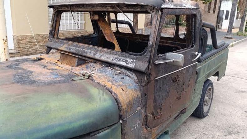 Incendiaron un vehículo de colección y compartieron el video del presunto pirómano