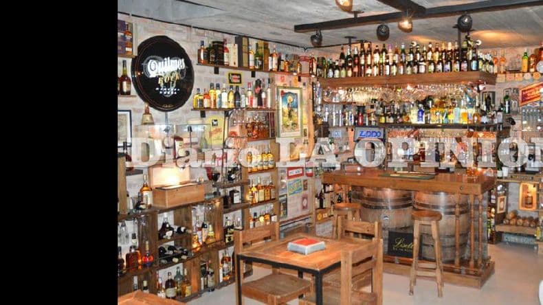 La pasión de un coleccionista que atesora 5.000 botellas con el contenido original