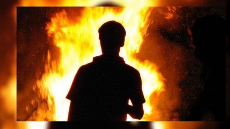 Murió el hombre que se prendió fuego "a lo bonzo" delante de la mujer que lo denunció