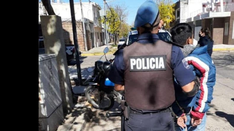 De camino a reunirse con Martínez, el jefe de la Policía evitó un robo