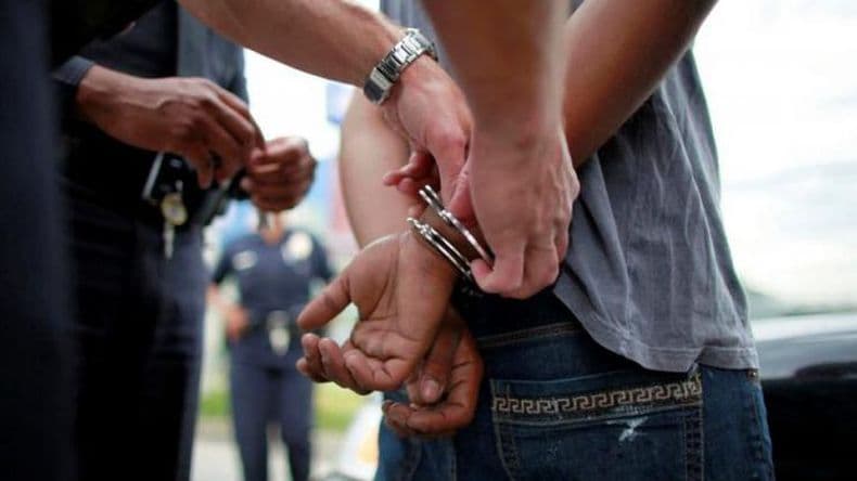 Atacó y lastimó a un policía, se escapó de la Comisaría y el juez lo dejó en libertad
