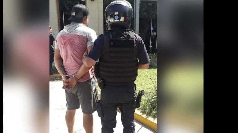 Golpeó a un inspector de tránsito y fue aprehendido