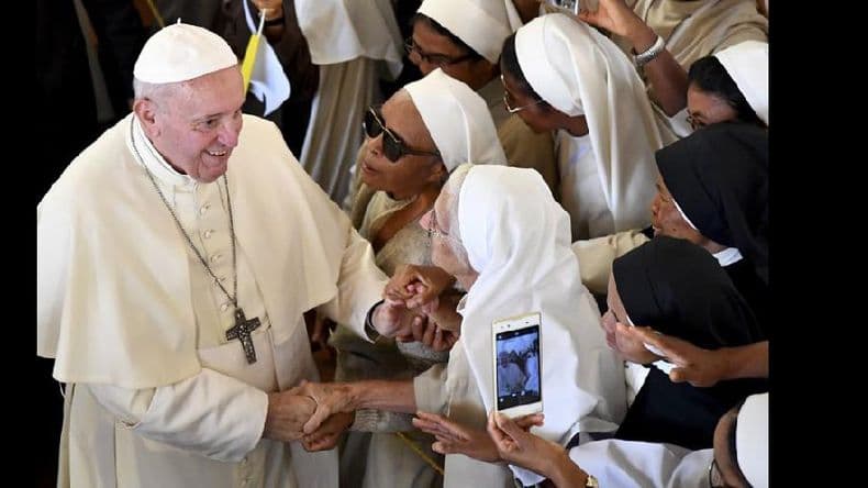 El Papa pidió disculpas por reprender a una mujer que lo sujetó de una mano