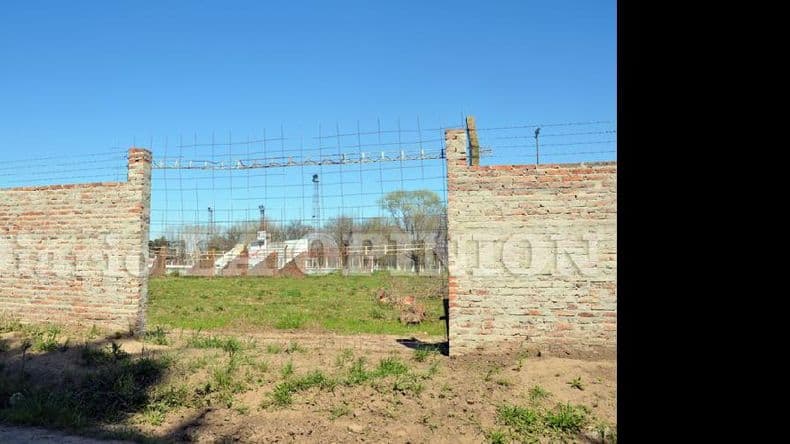 Provincial y otra obra en su estadio: el tapial perimetral
