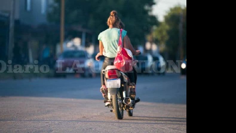 Cargar nafta sin casco es más habitual en las estaciones de servicio periféricas
