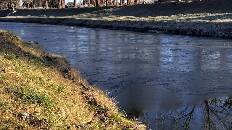 Ola polar en Pergamino: la temperatura llegó a -5 grados y se congeló parte del Arroyo