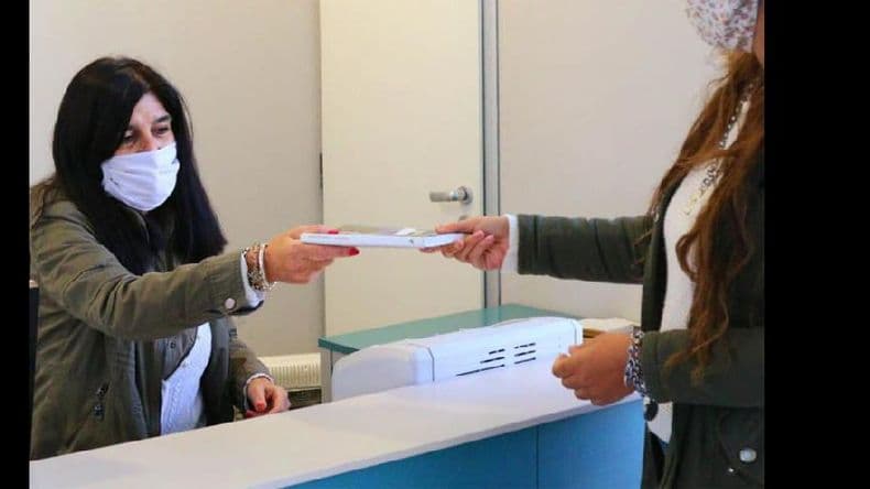 Analía Valente explicó cómo es el protocolo para entregar y retirar libros de la Biblioteca