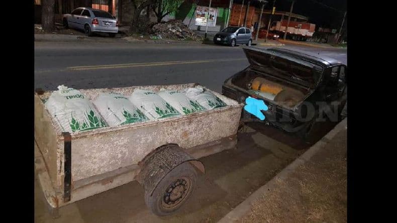 Un hombre fue detenido cuando se llevaba bolsas con cereal robado