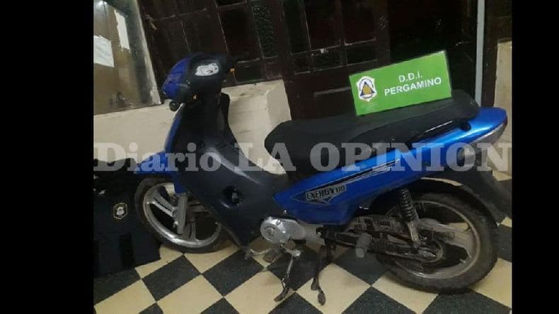 Secuestraron una moto robada y detuvieron a dos sujetos por encubrimiento