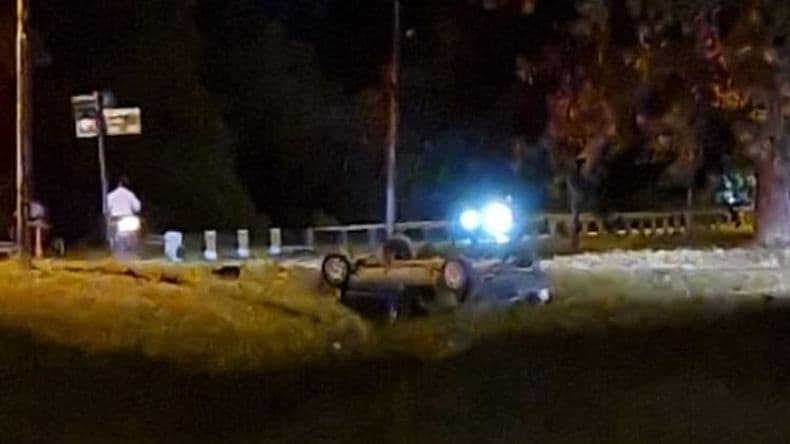 Rescataron a dos personas atrapadas en el habitáculo de un auto que volcó en una alcantarilla