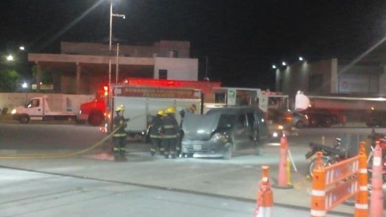 Situación de extremo riesgo por el principio de incendio de un auto en una estación de servicios