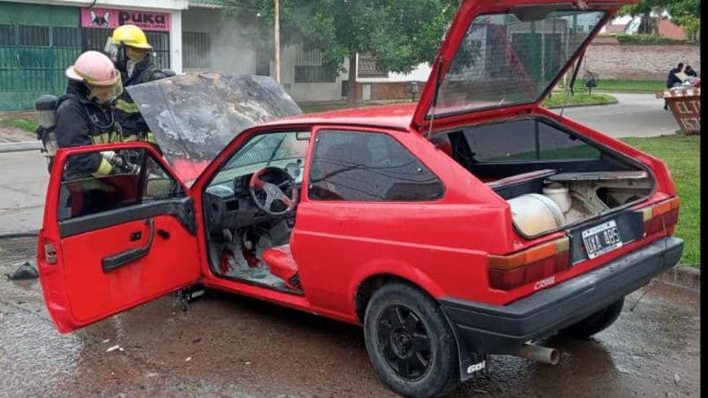 Se incendió un auto con GNC en el barrio José Hernández