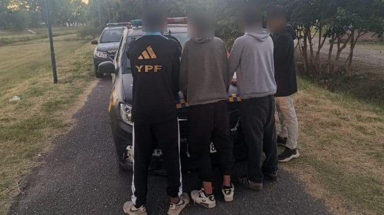 El centro de monitoreo desplegó las patrullas y aprehendieron a cuatro menores que robaron una moto