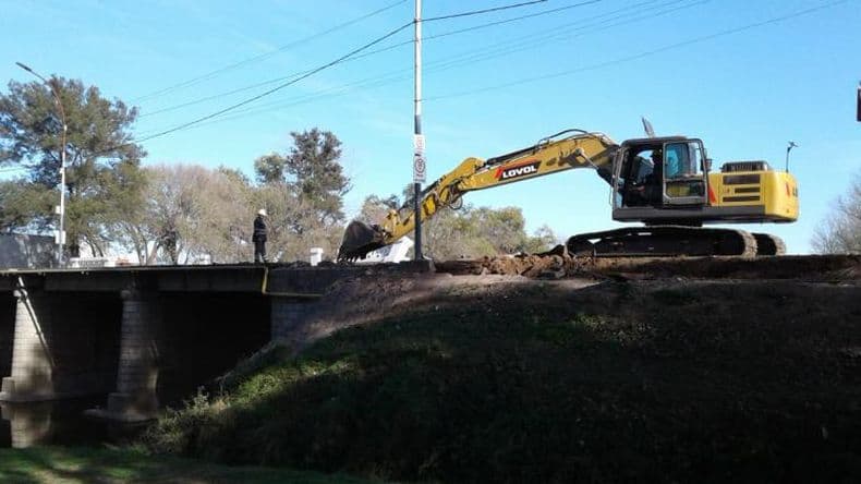 A la par de la demolición del viejo puente, comenzaron las obras complementarias
