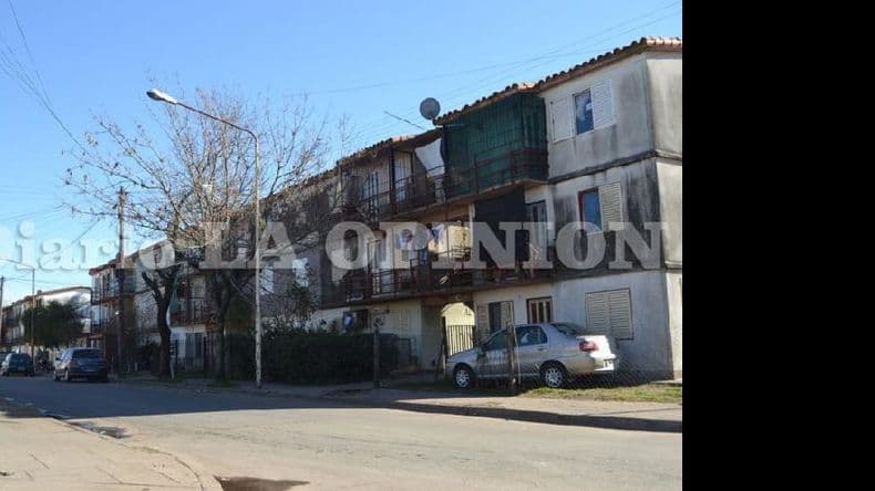 Tenía encerrada a su novia, la amenazó con un cuchillo y luego golpeó a la Policía