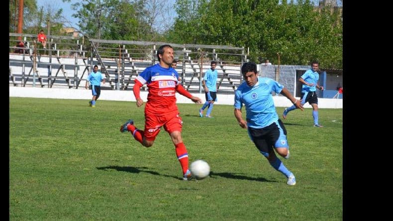 Juventud y una muestra de carácter ante Bragado Club para seguir cerca del líder