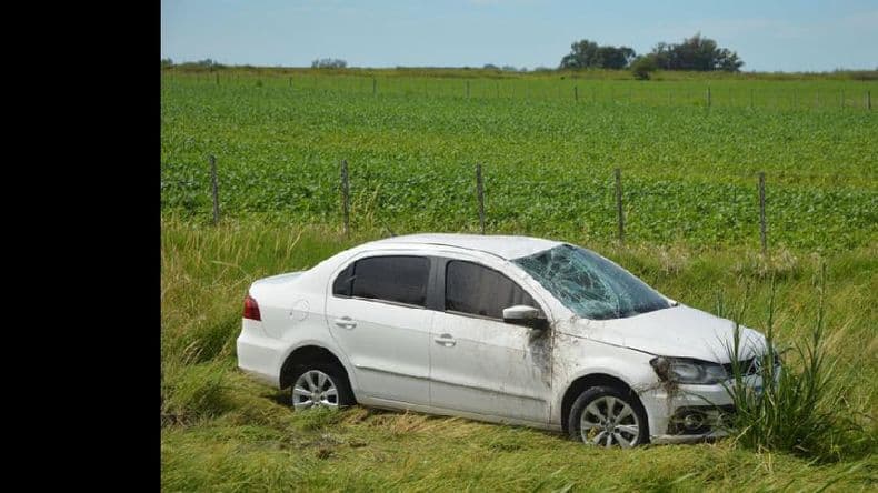 Un automóvil volcó en la ruta Nº 8 en cercanías de Alfonzo