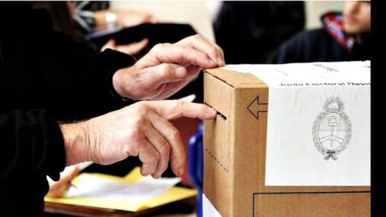 Votar en pandemia: solapa del sobre hacia adentro, filas afuera y birome propia