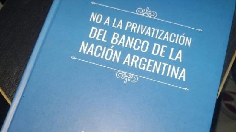 Trabajadores bancarios juntan firmas contra la privatización del Banco Nación