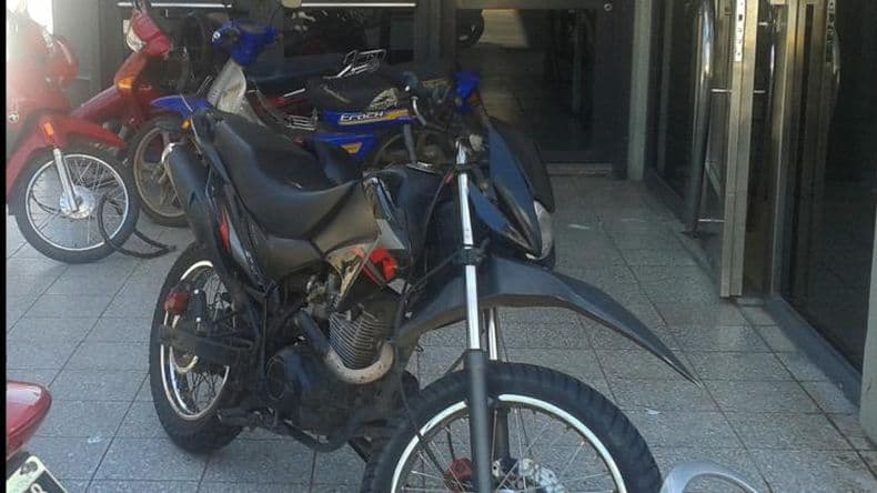 Motos y autos arriba de las veredas, un problema recurrente en la ciudad