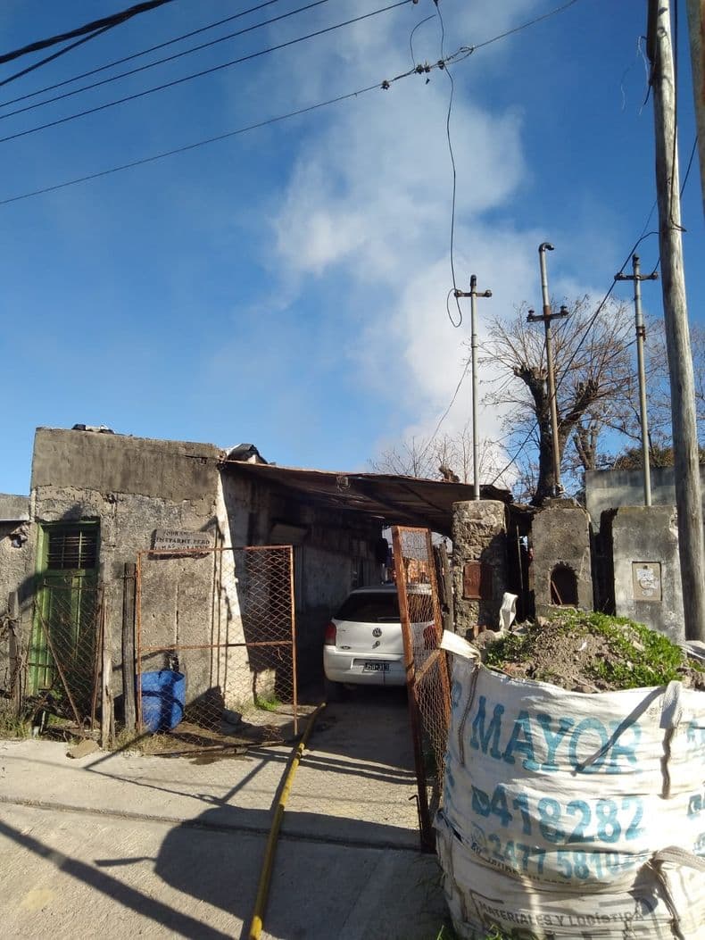 Incendio en el barrio Hernández: una casa quedó destruida y un hombre con quemaduras por el fuego