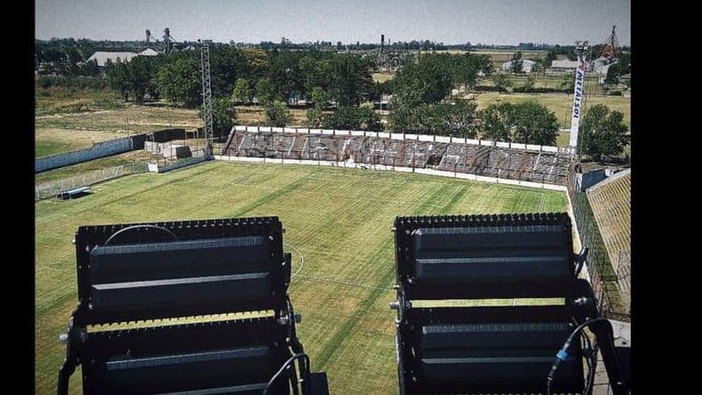 Douglas Haig avanza con el recambio de luminarias en el estadio "Miguel Morales"