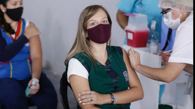 La vacuna de refuerzo es libre para docentes y mayores de 50 años